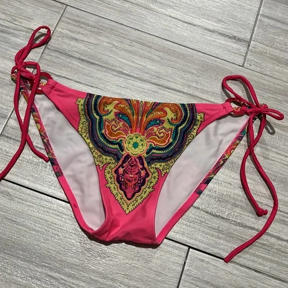 Bikini - Picture 3 of 6